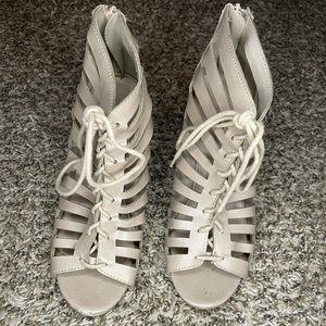 Nude wedges